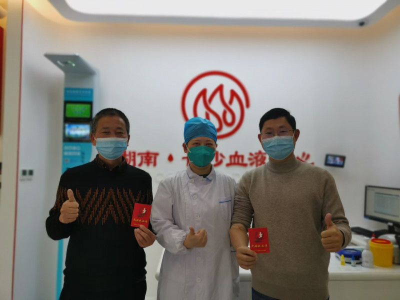 袁亮坤、袁细红、袁娇三人在湘雅附一献血屋合照。