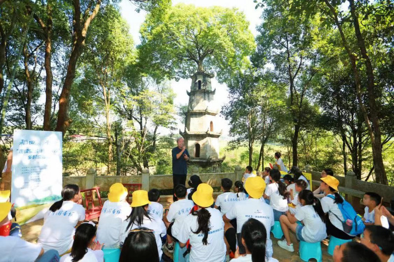 “带一本书 游一座城”走读望城项目已成为推广望城文旅的品牌活动，图为2021年国庆假期，湖南大学柳肃教授为市民讲解茶亭惜字塔的前世今生。