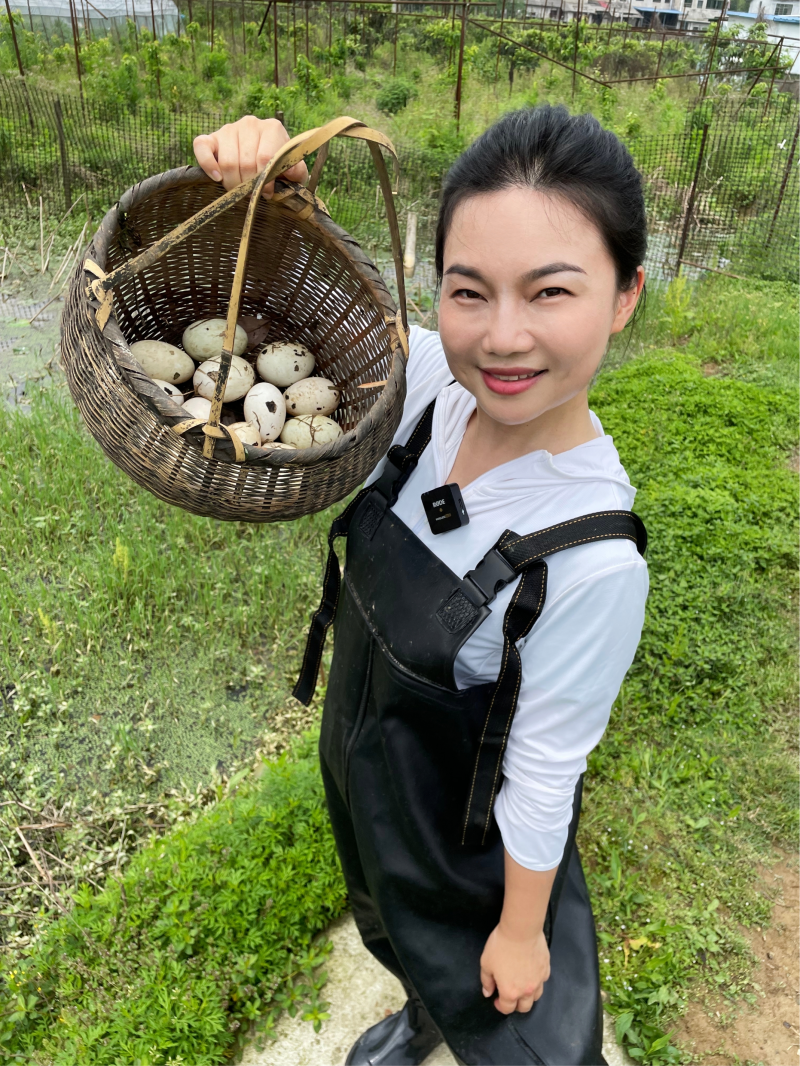 在望城，图书馆员走出办公室，利用休息时间融入广阔天地发掘、宣传家乡文旅资源，图为正在展示望城农产品的任卓。