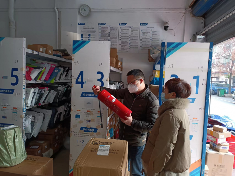 工作人员正对商家灭火器进行检查。长沙晚报通讯员 王余摄 工作人员正对商家灭火器进行检查。长沙晚报通讯员 王余摄