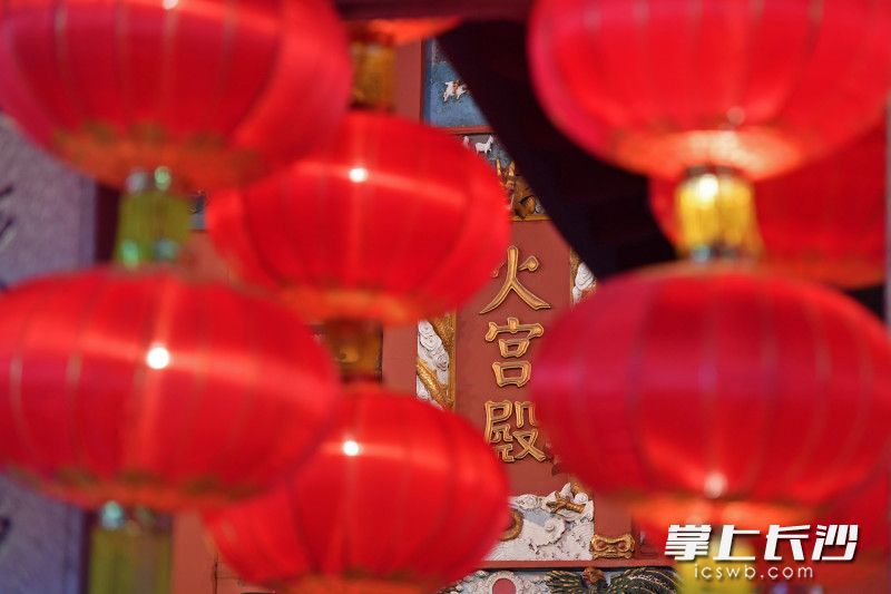 坡子街火宫殿前的红灯笼显得格外喜庆。