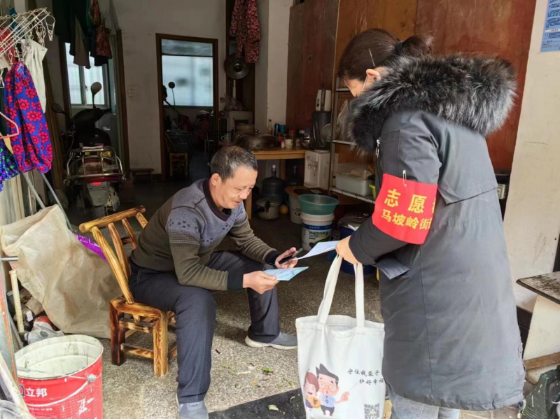 敲开老人家门，将疫苗知识送上门。均为长沙晚报通讯员 卢阳摄