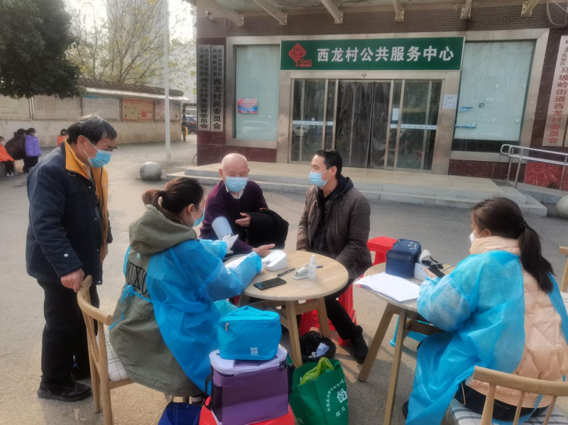 在西龙村公共服务中心门口，马坡岭街道社区卫生服务中心工作人员还特设了咨询台。