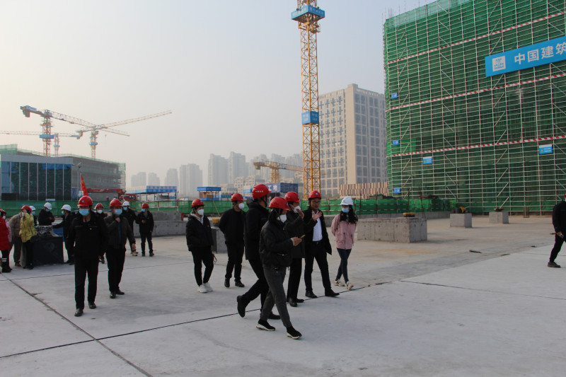 与会人员在永旺梦乐城项目现场开展安全环境标准化交流学习。 与会人员在永旺梦乐城项目现场开展安全环境标准化交流学习。