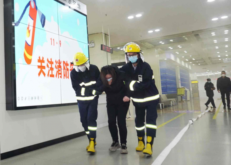大楼内人员迅速疏散。均为长沙晚报通讯员 陈林林摄