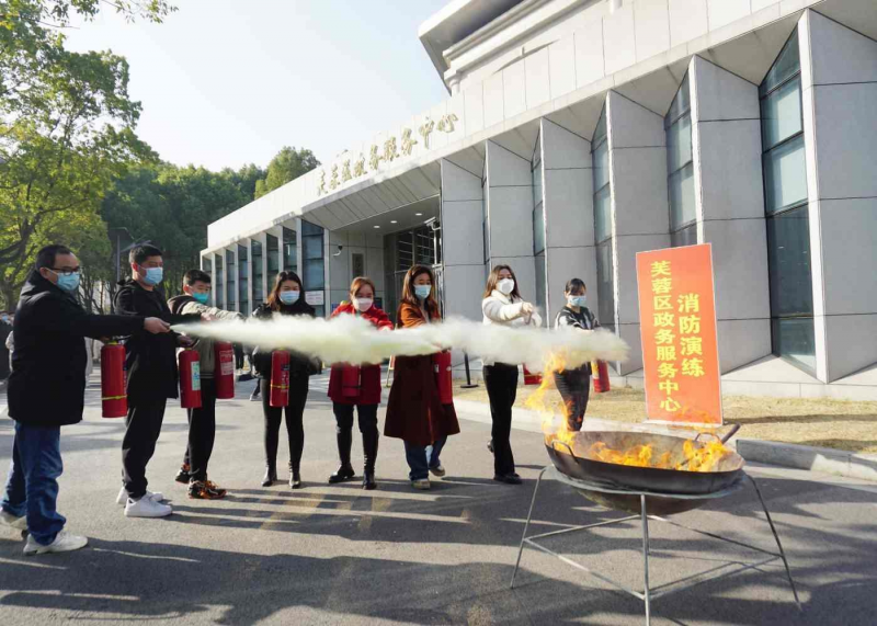演练结束后，消防教员还现场示范了灭火器的使用方法。