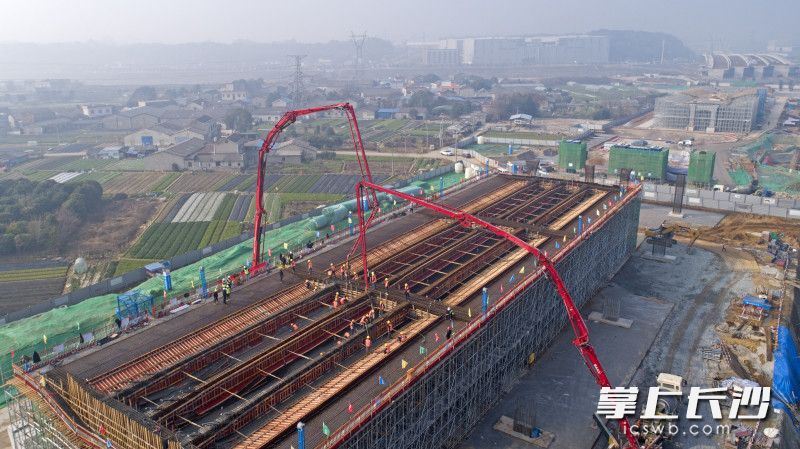 近日，湘府东路（浏阳河—黄兴大道）建设工程完成首联现浇箱梁浇筑。  均为长沙晚报全媒体记者 王志伟 摄