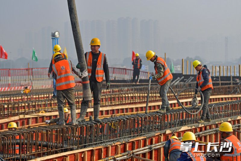 工人们正在进行浇筑。 