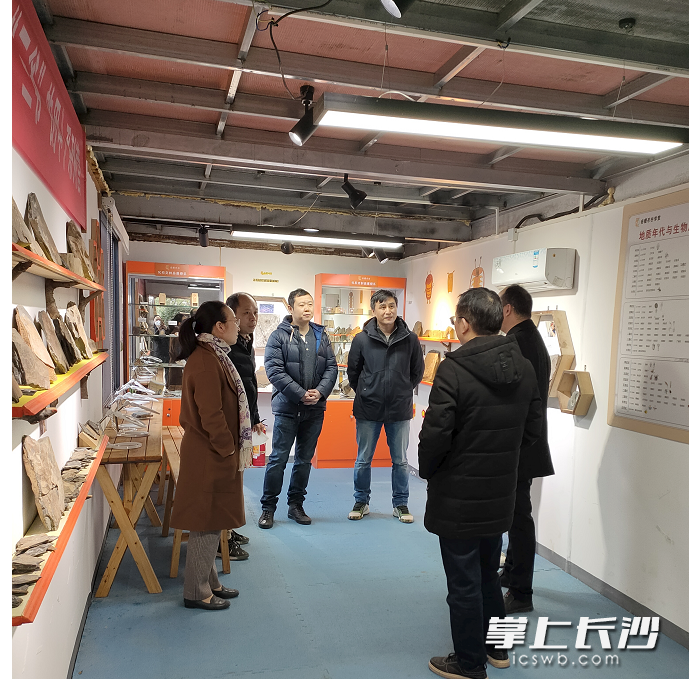 湖南省遗传学会的专家学者在参观湖南师大—奇奇果园校企合作自然科普双创基地“奇稷布谷”。受访者供图