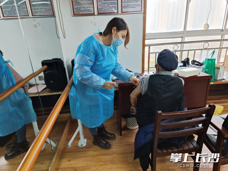医生为老人接种新冠疫苗。均为长沙晚报通讯员 解潇潇摄