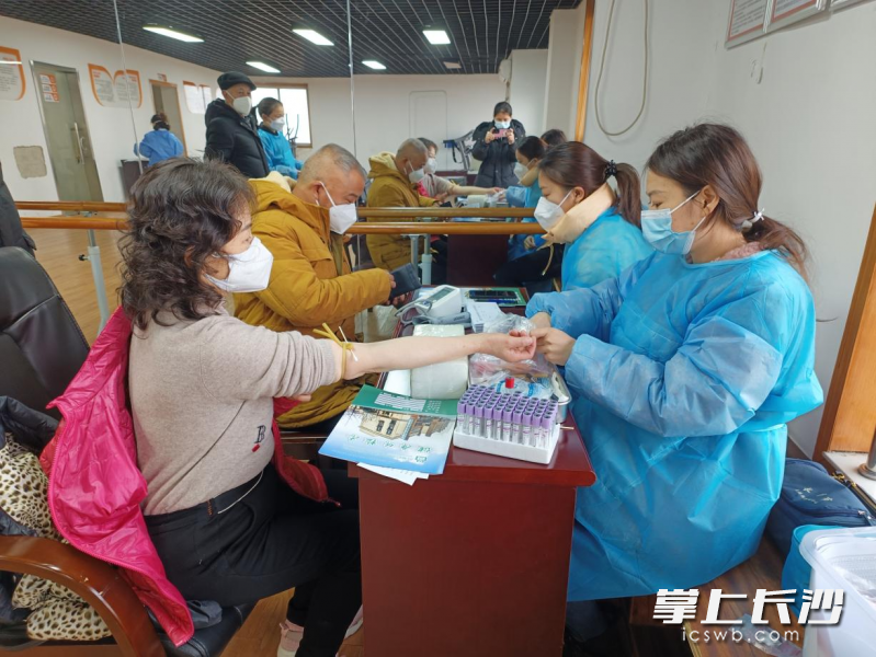 街道卫生服务中心家庭医生为辖区老年人提供信息登记、血样采集等服务。