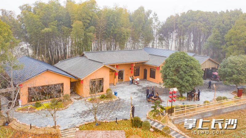 茶亭镇梅花岭社区打造“五彩庭院”壮大集体经济，这个废弃土砖房改造而成的“渔村”不但成为村里亮丽风景线，还成为增收致富的重要途径。长沙晚报全媒体记者 邹麟 摄
