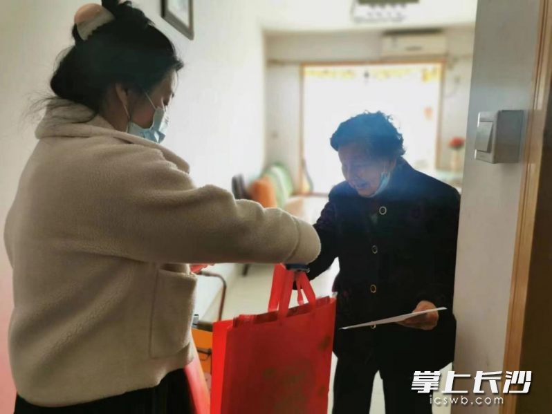 社区工作人员将慰问送到老人家。长沙晚报通讯员通讯员 杨柳 摄