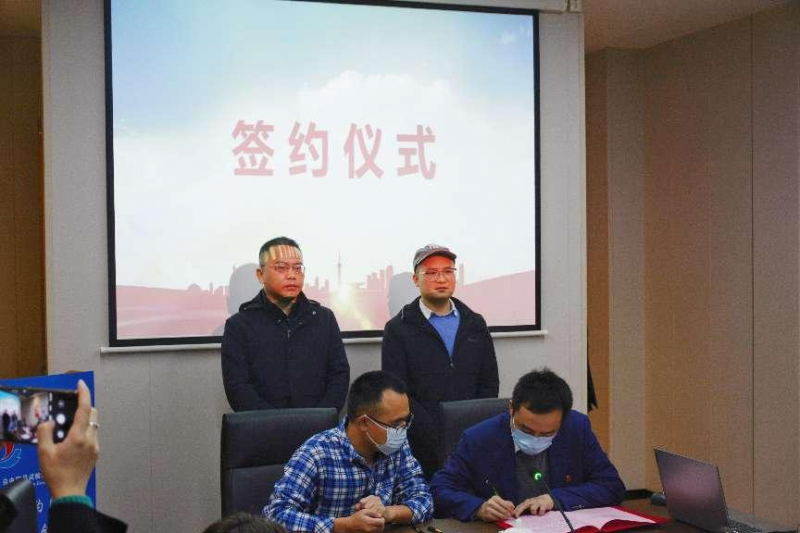 企业现场签约获得银行授信。长沙晚报通讯员 何宁摄