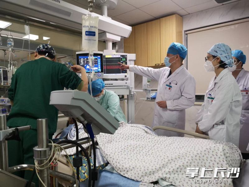 刘敏（右三）与中心ICU医护人员查看重症病人病情变化，并现场进行救治。均为长沙晚报全媒体记者 杨蔚然 摄