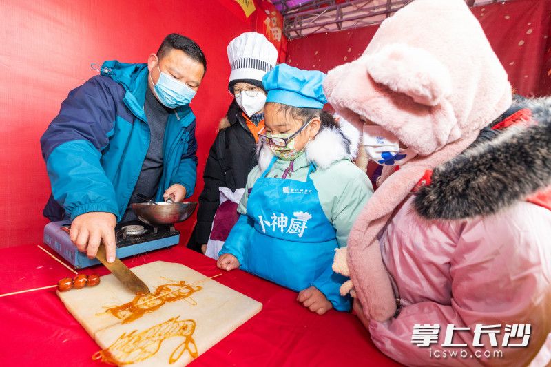 “小神厨∙闻书香品”活动现场，民间技艺大师现场教小朋友制作糖画。均为长沙晚报全媒体记者 董阳 摄