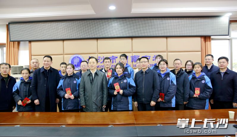 16日下午，省教育厅党组书记、厅长夏智伦（左五）来到周南中学，看望慰问新疆班师生。学校供图