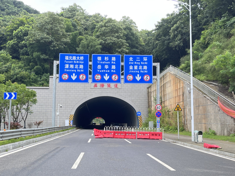 报道推出前，未通车的长望路。