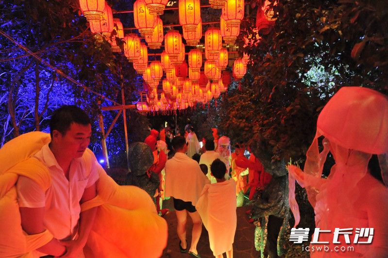 游客在灰汤紫龙湾温泉度假区边泡温泉边赏灯。图片均为资料图片 长沙晚报全媒体记者 贺文兵 摄