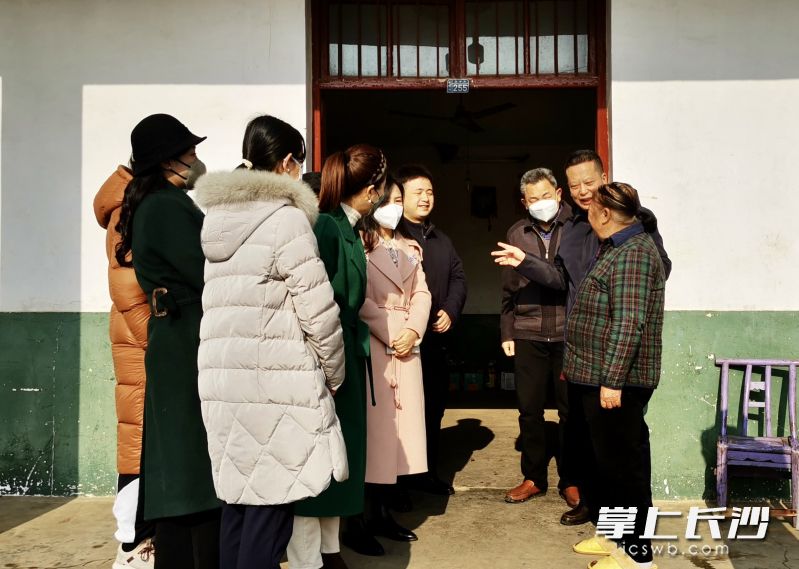 春节前，长沙市满天星公益讲堂政协委员工作室委员们走访慰问困难群众。通讯员 王树江 供图
