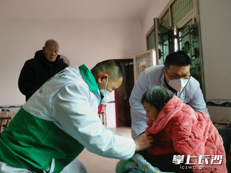 曾海涛和许兴村卫生室的医生一起，进村入户为基础疾病控制不佳的村民调整治疗方案。  长沙晚报记者 彭放 摄