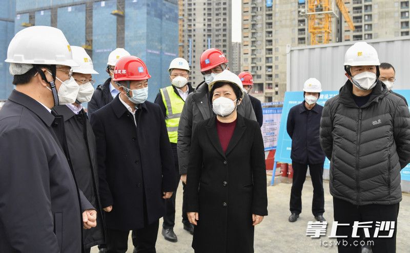 1月19日上午,省委常委、市委书记吴桂英在长沙悦府(华润万象城)项目施工现场检查督导安全生产工作。均为长沙晚报全媒体记者 余劭劼 摄 1月19日上午,省委常委、市委书记吴桂英在长沙悦府(华润万象城)项目施工现场检查督导安全生产工作。均为长沙晚报全媒体记者 余劭劼 摄