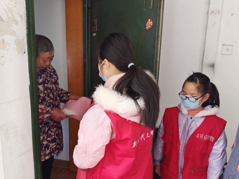 未成年人志愿者提醒居民安全用火用电，并发放宣传单。长沙晚报通讯员 陈淑玲摄