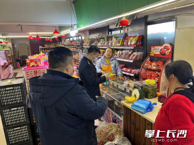 区市场监管局执法人员正在开展食品安全检查。