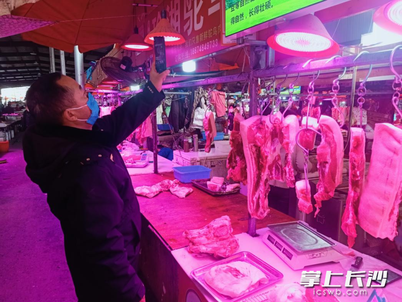 执法人员对“放心肉平台”使用情况进行检查。