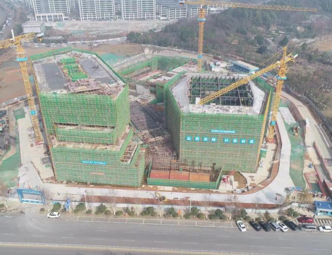 近日，长沙市第三工人文化宫项目完成服务中心与文化中心两栋建筑主体封顶。长沙晚报全媒体记者 陈焕明 通讯员 周培 摄影报道