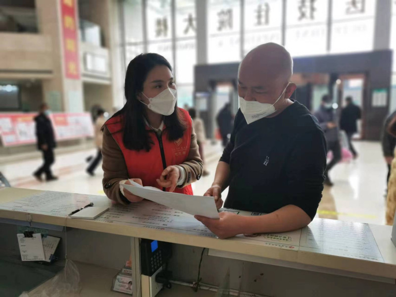刘芳在给徐先生讲解报告单。长沙晚报全媒体记者 朱炎皇 摄