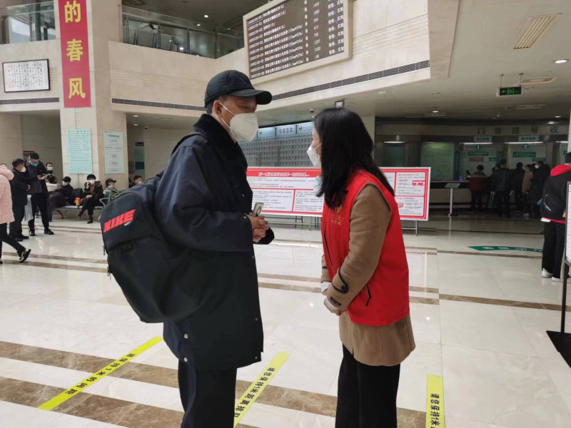 刘芳为来院就诊群众答疑。长沙晚报全媒体记者 朱炎皇    摄