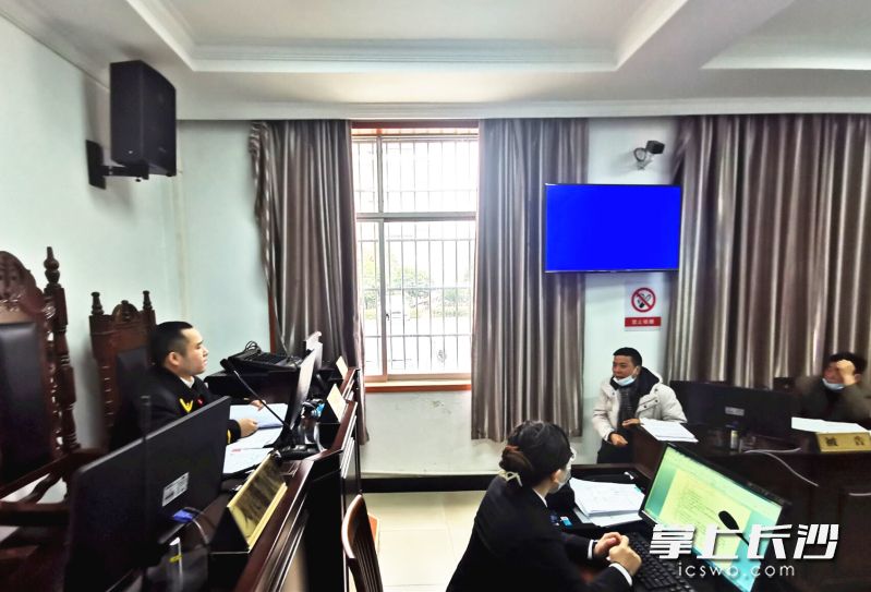 1月17日，天心区法院南托人民法庭员额法官荆钊审理一起民事纠纷案件。长沙晚报全媒体记者 刘树源 摄