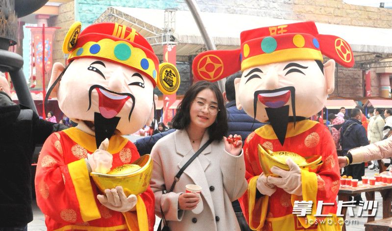 今日下午，长沙世界之窗“欢乐过大年 萌兔闹新春 ”春节主题文旅大戏在一派喜庆祥和中启幕。图片均为长竗晚报全媒体记者 贺文兵 摄