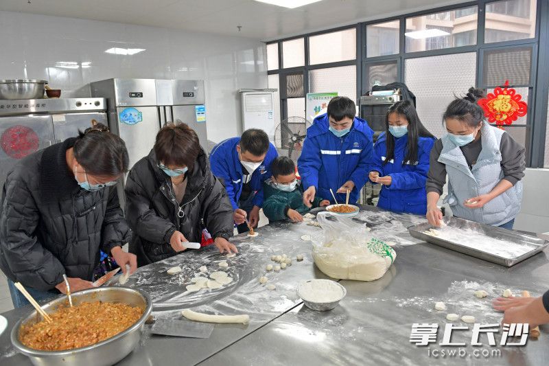 湘雅路过江通道项目部组织建设者包饺子，感受浓浓年味。均为长沙晚报全媒体记者 王志伟 摄