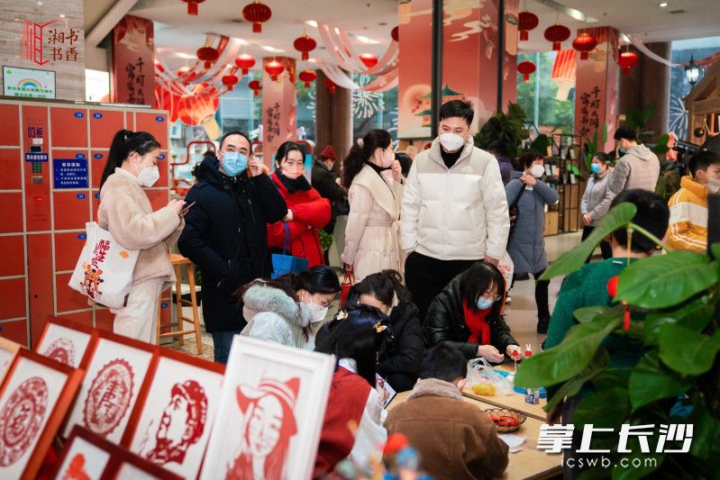 正月初一，“千灯共阅，宵遥书会”新春灯会活动启幕。