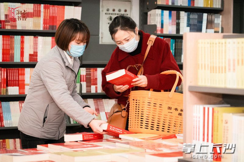 市民在活动现场选购书籍。