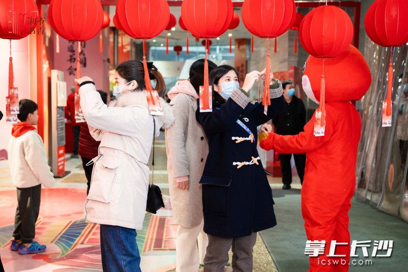 市民猜灯谜。