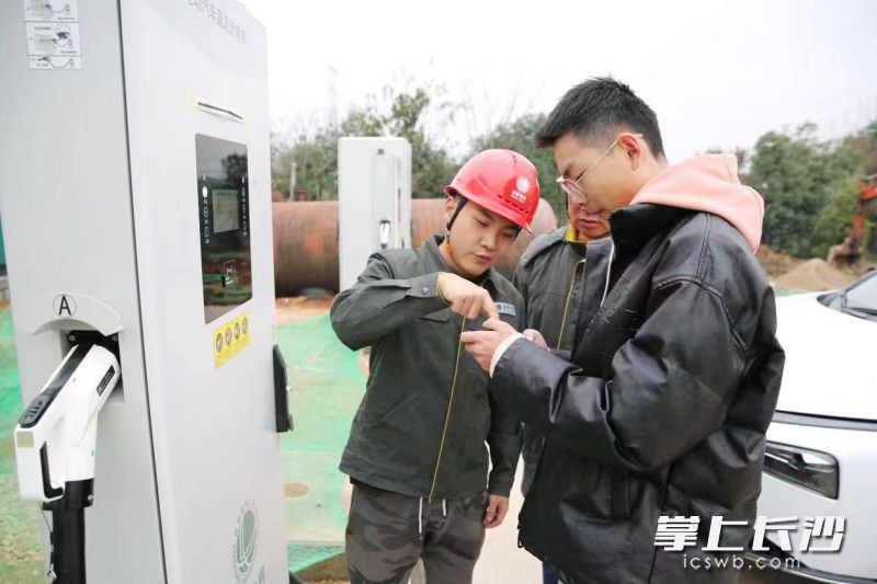 每个充电站均配置两套双枪快充桩，每次可同时为四台车充电，每台车充电最快可在30分钟内完成。