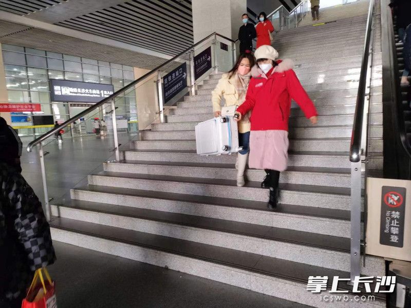 高慧明正在帮乘客搬运行李。