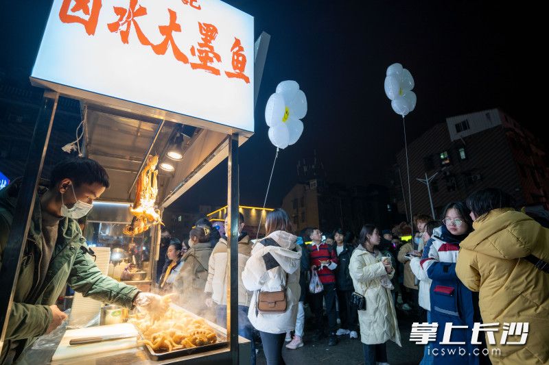 小摊前都排着长队。长沙晚报全媒体记者 邓迪 摄