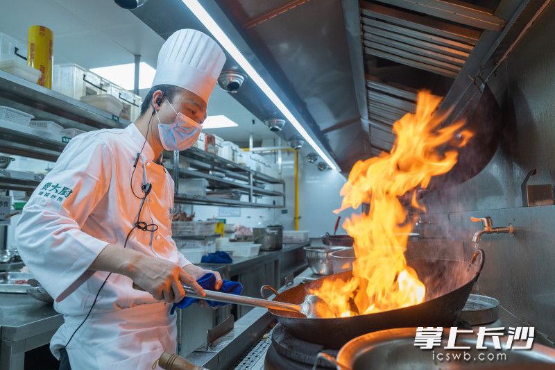 莫崇满从事餐饮行业已经20多年了，每年春节期间都是他和同事们最繁忙的时候。均为长沙晚报全媒体记者 周数邑 摄