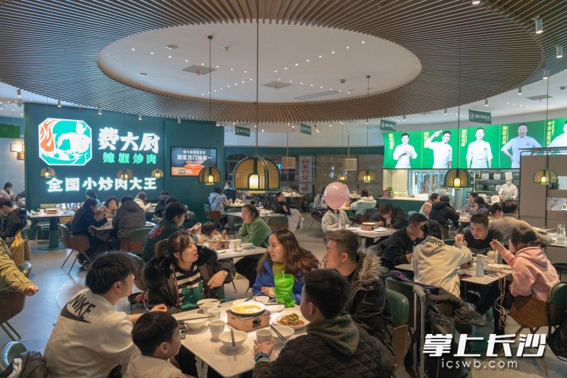 长沙成为春节出游十大热门目的地，莫崇满他们店春节日均客流达1200～1300人，开门10分钟取号150个，70多张桌子翻台超7轮以上。