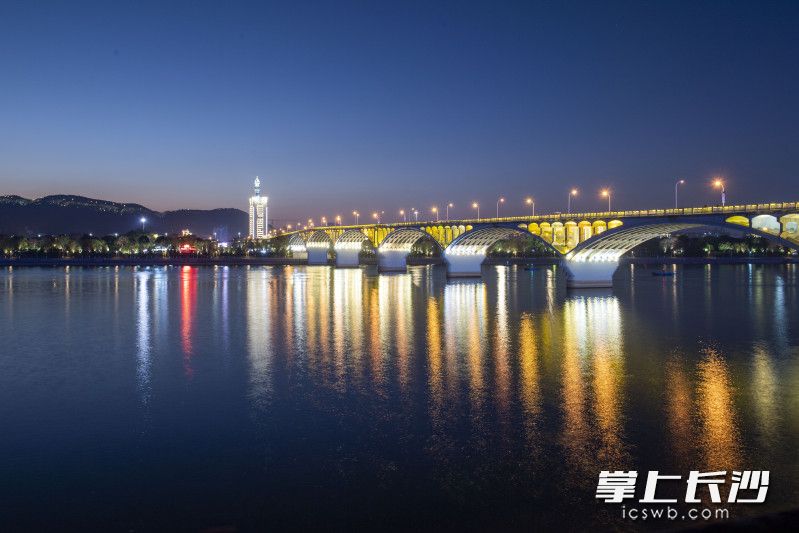 华灯初上的橘子洲大桥。