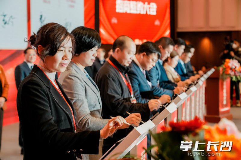项目签约现场，当天集中签约25个重大项目，总投资超300亿元。 全媒体记者 陈飞摄