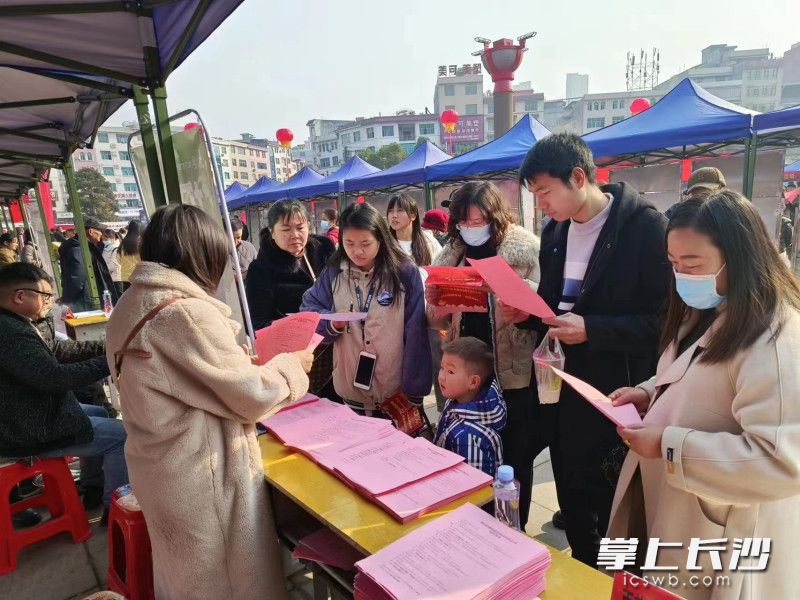 雨花区“春风行动”携万余岗位往怀化市、湘西自治州招工。 雨花区人社局 供图