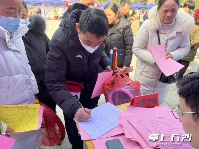 雨花区“春风行动”携万余岗位往怀化市、湘西自治州招工。 雨花区人社局 供图