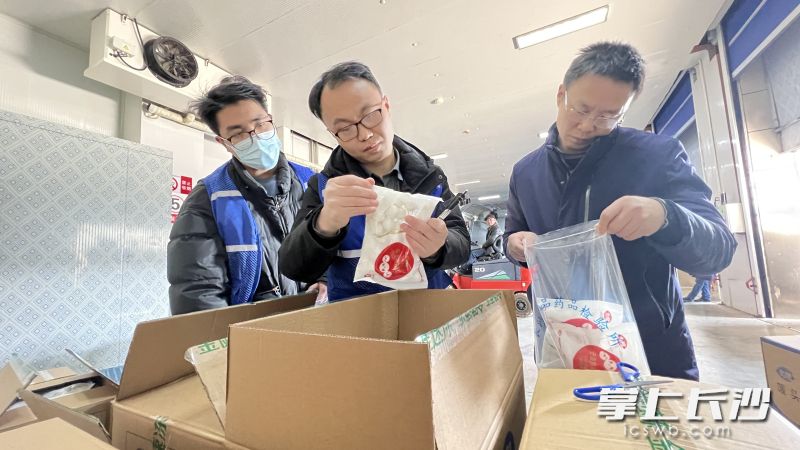 检测人员在对工厂生产的元宵进行专项抽检。