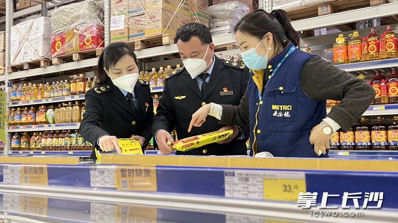 长沙市市场监管部门在流通环节对元宵销售安全进行检查。