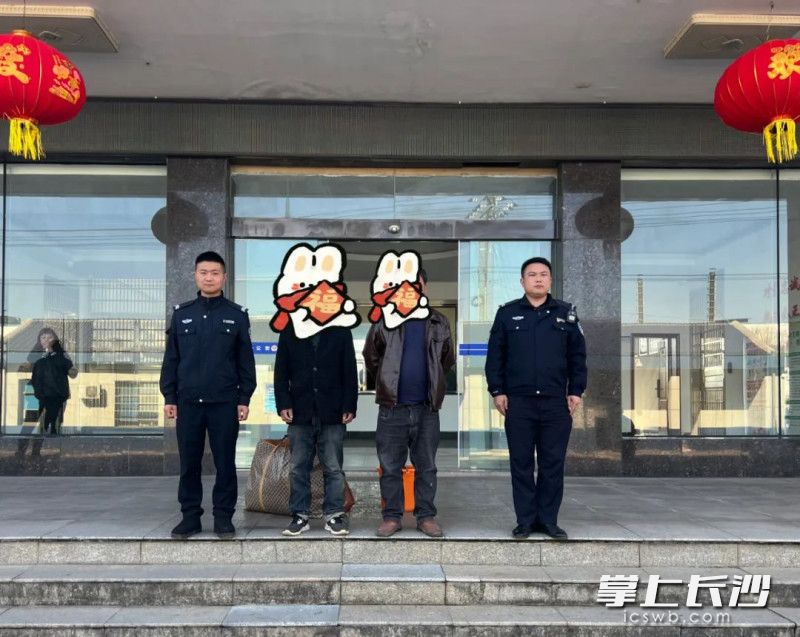在民警帮助下，李某终于见到了阔别17年的家人。通讯员 江旭 供图